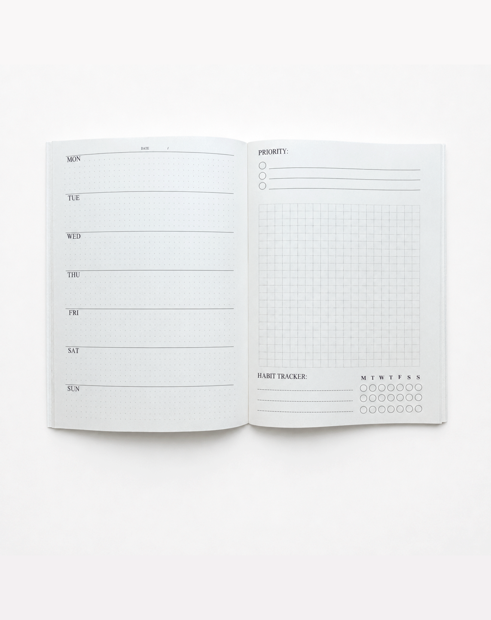Niedatowany planer tygodniowy A5 na 6 miesięcy z układem tygodnia, miejscem na priorytety, notatki i habit tracker.