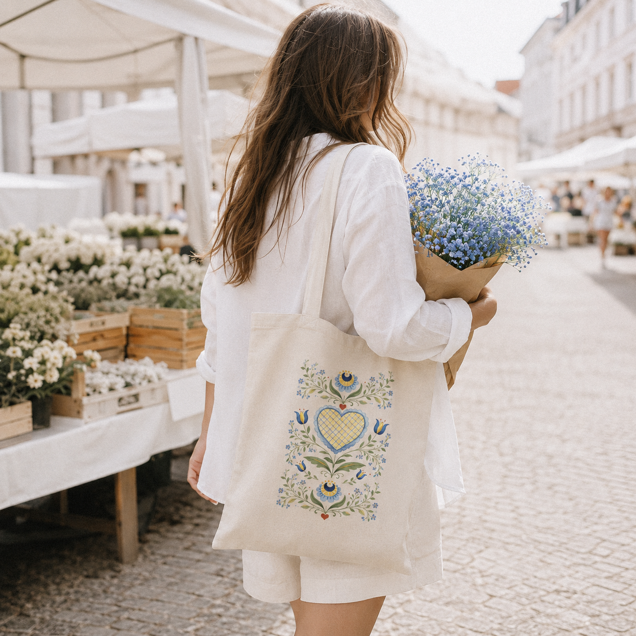 Kobieta z torbą shopper ozdobioną folkowym motywem serca